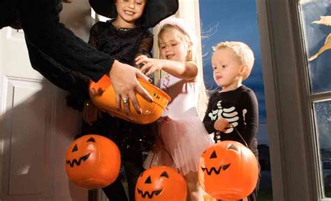 7 Tips To Stay Safe This Halloween While Trick Or Treating Livehealth Online