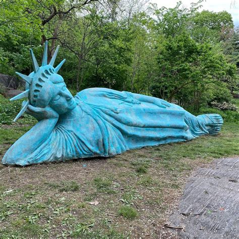 La Estatua De La Libertad Reclinada Como Un Buda En Nueva York
