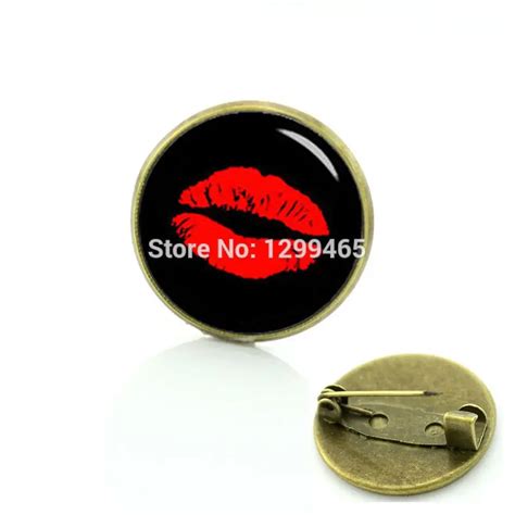 Elegant And Charming Red Lip Prints Brooches Vintage Flaming Sex Pin Simple Design Red Kiss On
