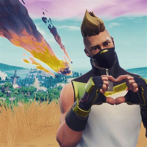 It also comes with the pelican glider and a miniature version of the pelican carrier. Pin by Skye on fortnite! in 2020 | Epic games fortnite ...