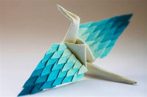 Place your hands on the middle creases and carefully open your origami box. Este artista creó una nueva grulla de papel durante 1000 días