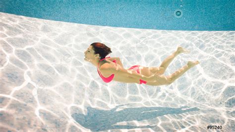 Vrouw Zwemmen Onder Water Met Roze Bikini In Zwembad Stockfoto Crushpixel