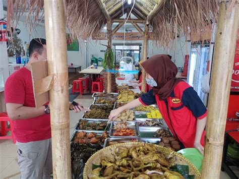 Peuyeum merupakan makanan khas jawa barat khususnya bandung. Rumah Makan Merot, Semua Bisa Makan Khas Sunda - fathiajalan.com