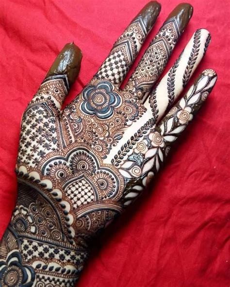 The design is very intricate and with a great mehandi artist, one can never go wrong with this super hit pattern. 40 Beautiful Khafif Mehndi Designs Images - SheIdeas