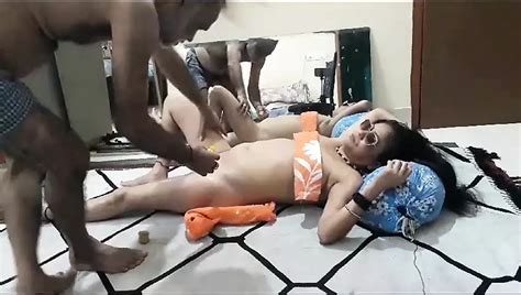 Indisch Meisje Massage Met Haar Oude Vriend Hete Kut Borsten Nippal
