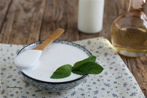 La panna o crema di latte è uno dei derivati del latte più ricchi di grassi, si ottiene infatti separando i globuli di grasso dal resto del latte per centrifugazione, la panna da cucina rispetto alla panna da montare è più densa e ha meno grassi, il 25% rispetto al 30% della panna da montare. Panna da cucina fatta in casa | ricettesfiziosedirosaria