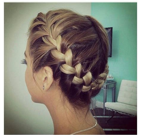 Halo Braid I Wish I Could Get Mine To Look That Good Hair Styles Braided Hairstyles