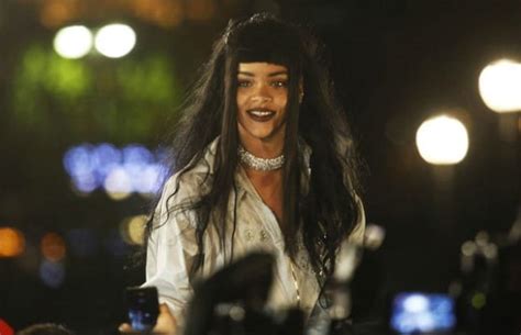 Watch Rihanna Swarmed By Fans In ‘goodnight Gotham’