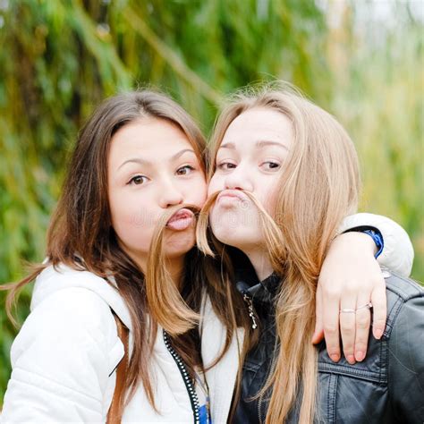 Deux Amies Heureuses D Adolescente Photo Stock Image Du Longtemps