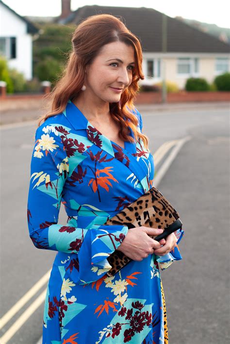 If you do not like to wear simple white floral dress, the pink sand white dress in long dress styles will steal your heart. What to Wear to a Wedding Reception as an Evening Guest