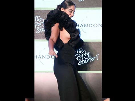 Kareena Kapoor Khan To Sonam Kapoor Ahuja Celebrities Who Faced Embarrassing Wardrobe