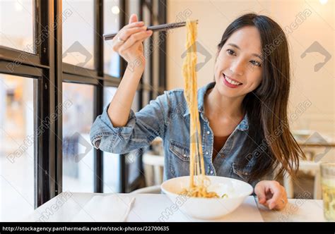 asiatische frau isst nudeln im chinesischen restaurant lizenzfreies bild 22700635