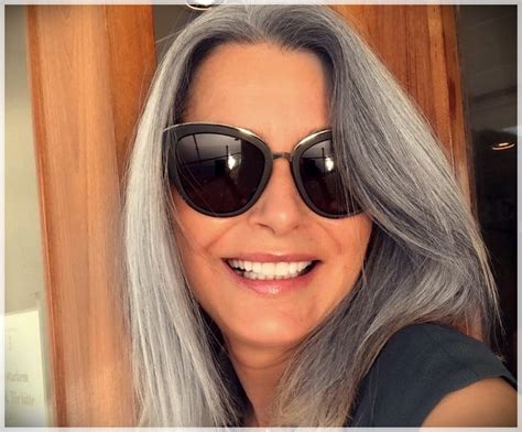 gray hair woman dyed or natural here are the trends of the year
