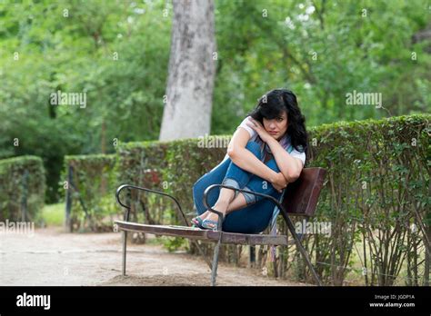 Hermosa Latina Atractiva Mujer Sentada En Un Banco Del Parque Sentirse