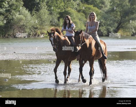 hübsche frau reitet auf pferd zu zweit fotos und bildmaterial in hoher auflösung alamy