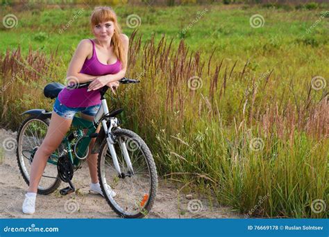 Donna Sexy Sulla Bicicletta Fotografia Stock Immagine Di Seni Grande 76669178