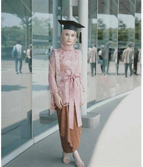 Banyak Pilihan Ini Model Baju Wisuda Wanita Terbaru