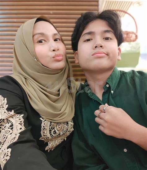 Mencuba hadiah terbaik untuk menyampaikan hari jadi yang anda sayangi. Kecoh! Prank tersandung ketika bawa kek hari jadi, ibu ...