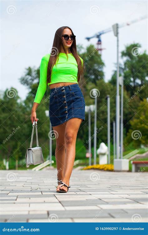 Mujer Sexy Caminando En La Calle De Verano Imagen De Archivo Imagen