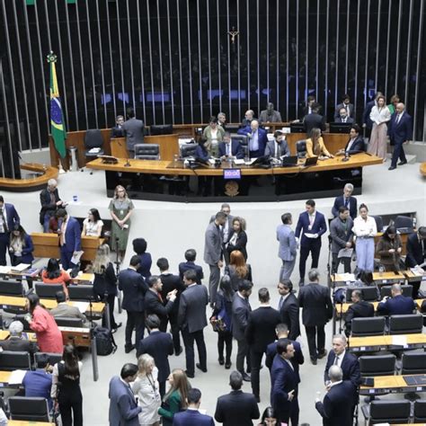 Câmara aprova urgência e vota hoje projeto que regulamenta a reforma