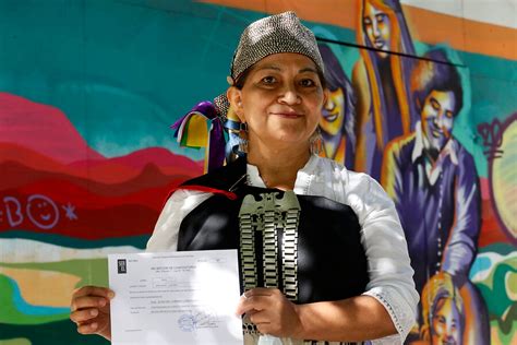 Elisa loncon fue recibida con aplausos en plaza italia: Convención Constitucional: postulante mapuche critica al Estado por no facilitar candidaturas ...