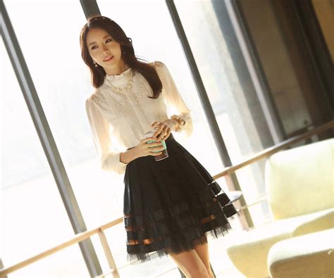 Model baju atasan terbaru wanita yang bisa anda ikuti di tahun ini adalah detail ruffle cantik pada sisi lengan blouse polos. BAJU ATASAN WANITA BROKAT TERBARU | Model Terbaru | Jual ...