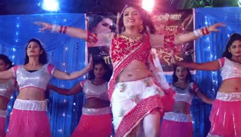 bhojpuri sizzler amrapali dubey s belly dance in tohare khatir video garners 9 million views on