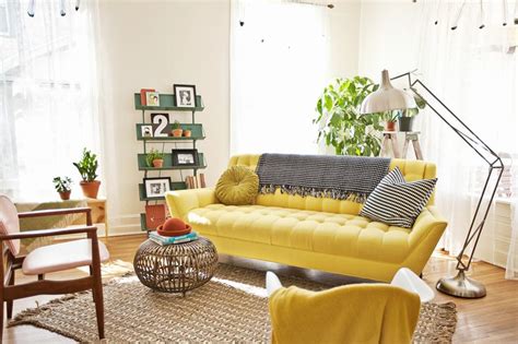 The super bright yellow wall, perfectly broken through with navy blue sofa create the high contrast effect of the place and add a super bold and modern appearance in the living room. Yellow Sofa: A Sunshine Piece for Your Living Room!