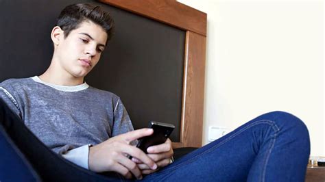 6 De Cada 10 Adolescentes Revisa Su Celular Al Despertarse OhMyGeek