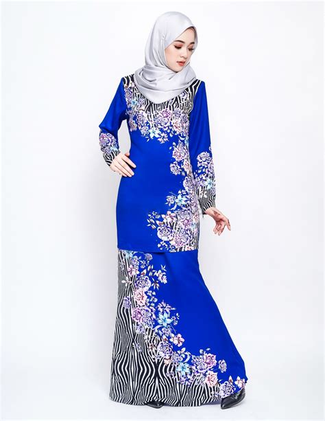 Royal blue is both a darker and a brighter hue of azure blue, in itself a particular shade that is often used to describe the sky on a clear, bright day. Baju Kurung Moden Daeva Royal Blue - LovelySuri.com