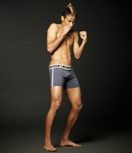 Neymar prácticamente desnudo en su último comercial Marketing