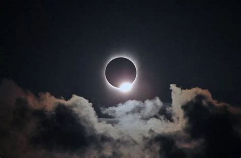 Gerhana cincin, gerhana ini terjadi bila piringan bulan (saat puncak gerhana) hanya mengamati gerhana matahari. Ini Tempat Terbaik Menyaksikan Gerhana Matahari Cincin ...