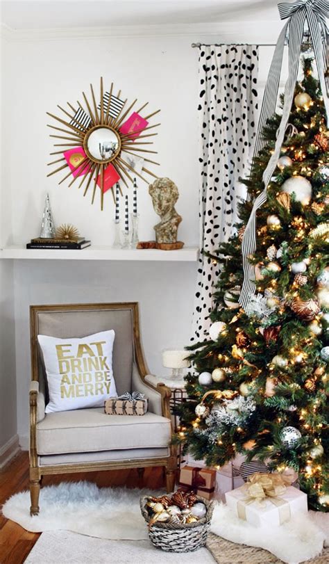 Let your creativity flow this christmas without the expense of pulling out the tree on your list. 3 Classic Color Themes for Your Christmas Tree