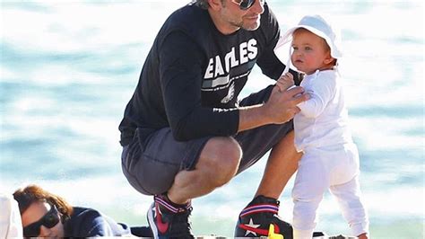 Bradley Cooper E Irina Shayk Levam A Filha A Brincar Na Praia Jogo Da