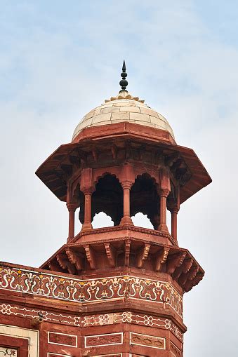 Gerbang Masuk Taj Mahal Close Up View Dengan Chhatri Kubah Berbentuk