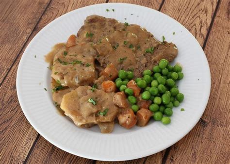 Dredge the steaks in the seasoned all purpose flour. Cube Steak and Potato Casserole | Cube steak, Easy casserole recipes, Steak casserole