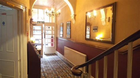 Guests can enjoy british meals at. Arran House Hotel, London - Review by EuroCheapo