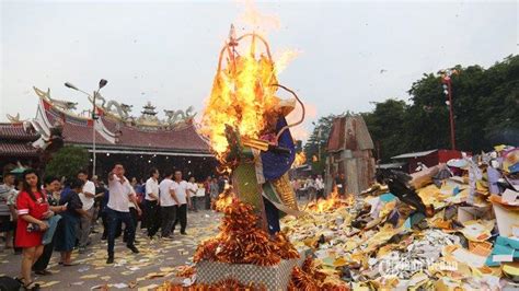 If you google for hungry ghost festival, you'll see that there's an exact date for the festival. BERITA FOTO Ratusan Warga Rayakan Hungry Ghost Festival di ...