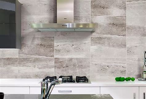 Los azulejos para cocina esmaltados o con tratamientos que permiten el pulido, eliminan la porosidad de la baldosa y esto hace que haya una superficie de contacto menor para que se quede la suciedad. Como elegir unos buenos azulejos para tu cocina - Macoalge BDB