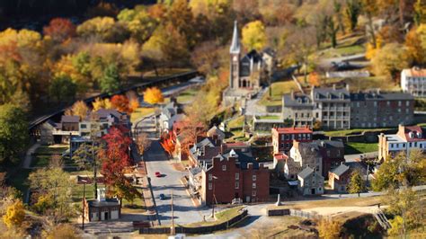 Download Wallpaper 1920x1080 Small Town Autumn Houses