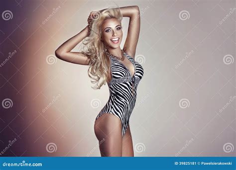 Blonde Mooi Slank Model Stock Afbeelding Image Of Bikini 39825181