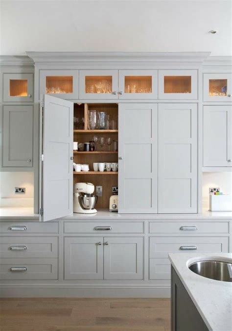 A tall pantry cabinet and wall cabinets that go up to the ceiling add capacity of this kitchen without adding a single square foot to the floor plan. 20 trendige Einrichtungsideen für eine praktische Küche ...