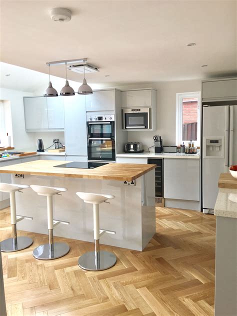 It's a beautiful new year of 2021, who else is super excited to see what 2021 has to offer? Chertwell Dove Grey Gloss Howdens | Kitchen Ideas In 2019 ...