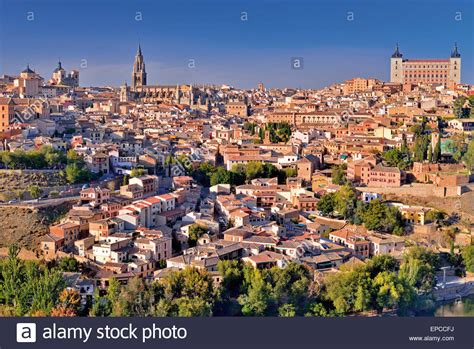 Appunto di geografia per le scuole superiori che descrive lo stato europeo della spagna, con analisi del suo territorio fisico, della sua economia, delle sue città, del clima, delle sue. Spagna, Castilla-La Mancha: Vista del centro storico e ...