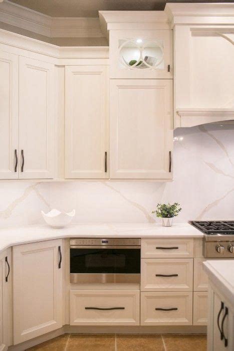 Also called a slab or panel backsplash, the purest version stretches horizontally for the entire length of the countertop and vertically from countertop to the bottom of the wall cabinets. Solid Quartz Backsplash Kitchen in 2020 | Kitchen remodel ...