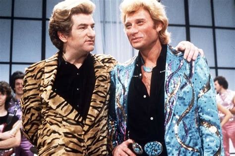 Au delà de la répétition, la simplicité voyou nous raconte aussi la liaison heureuse de la chanson française avec l'électro, la première rendant la. Après les années voyou (avec images) | Johnny hallyday ...