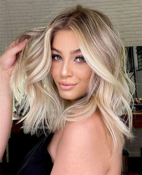 Medium Length Hairstyle With Blonde Highlights In 2021 Blonde Hair