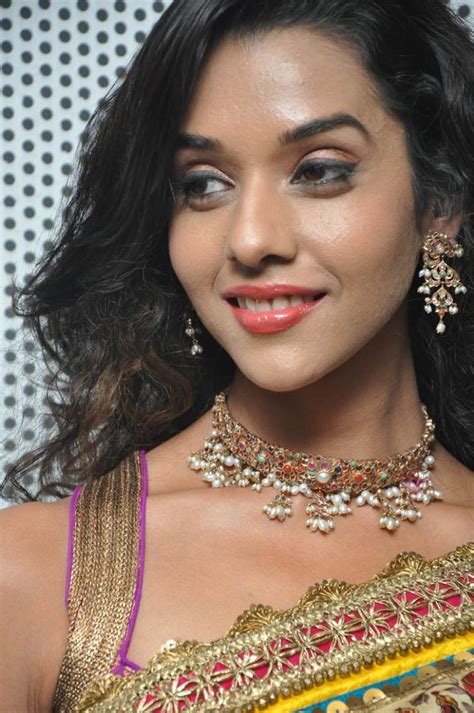 Anu Priya Saree Photos Bollywood Hot Models