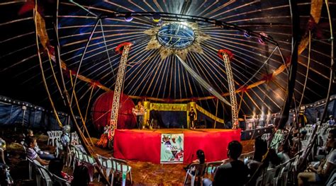 Crianças vão ao circo pela primeira vez no espetáculo Top Circo durante