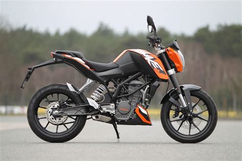 The engine is also equipped with a balancer. Test und Fragen KTM 125 Duke 2011 - Mojomag